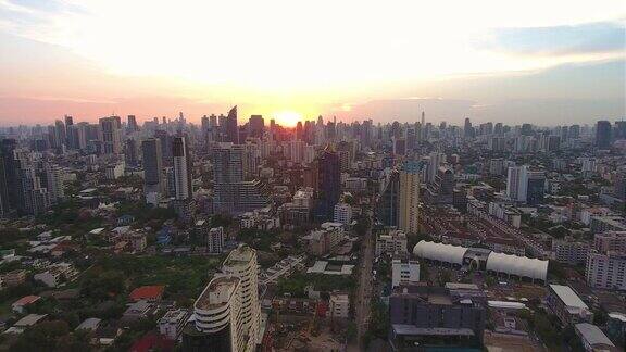 日落时分空中交通在城市上空的景象