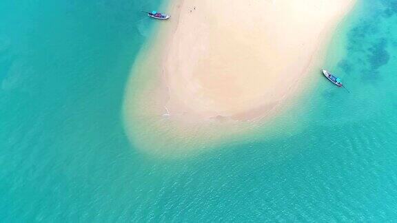 航拍:泰国热带小岛上美丽的沙滩上面种着棕榈树