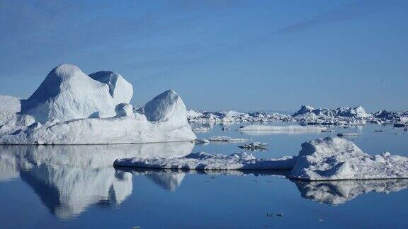 移动过去的冰山和浮冰反映在水中