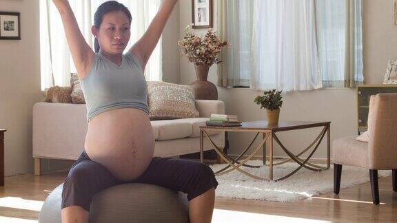 孕妇在家锻炼