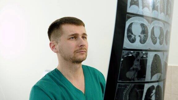 男医生在门诊检查x射线的肖像4k