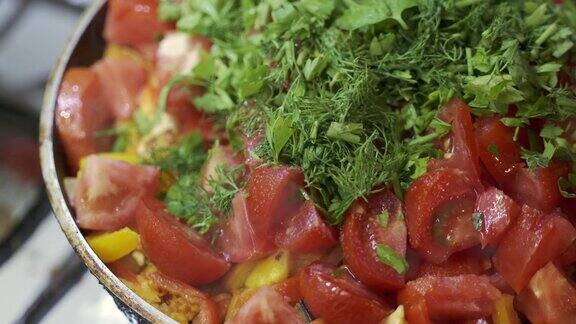 茄子与蔬菜炖烹饪蔬菜用铁煎锅煸炒