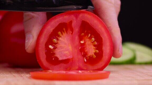 把成熟的红番茄切成小块