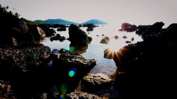 在泰国的KohMak岛神奇的岩石、石头、海滩、大海