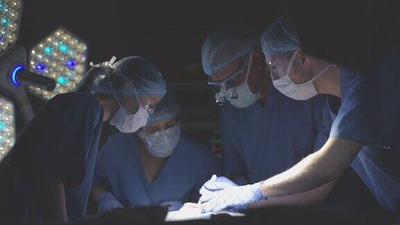 外科医生为病人工作的医院手术