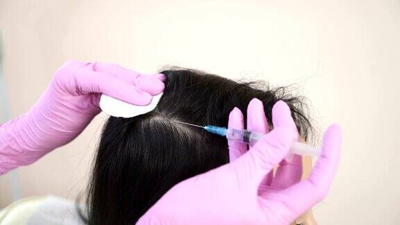 针消脂在女人的头部注射了化妆品推动以加强头发和它们的生长