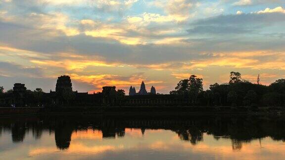 柬埔寨吴哥窟寺庙的日出时间图