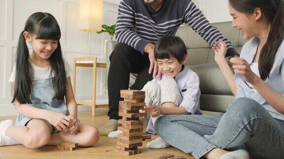 幸福的亚洲家庭父母和孩子一起玩积木