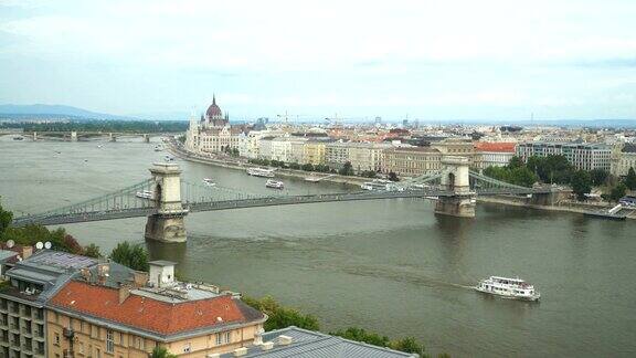 匈牙利布达佩斯阴天下的铁链桥和议会