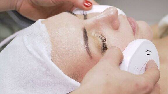 美容院的美容师使用红外线设备进行面部手术