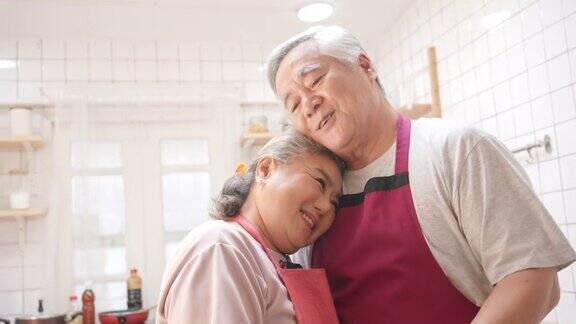 4K亚洲老夫妇一起在厨房做饭和跳舞