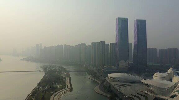 日落时分雾霾长沙市著名的现代湖滨湾建筑艺术综合体空中全景4k中国