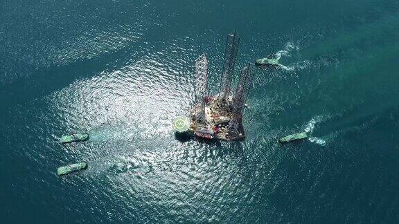鸟瞰图拖船拖油船从炼油厂桥上的海上运输库存视频