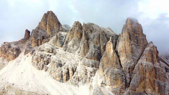 PuntaFanesSud的鸟瞰图岩石山峰和雄伟的风景白云石山脉、意大利