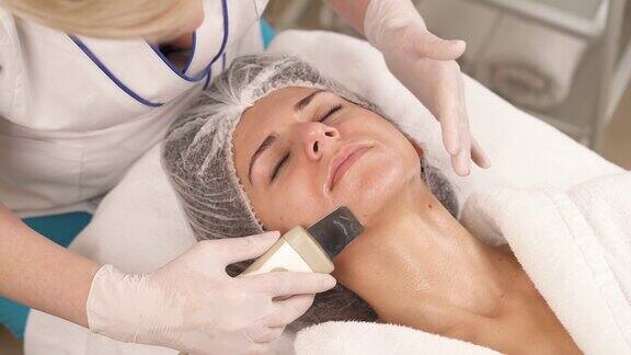 超声剥离皮肤科医生为女性客户进行超声空化面部脱皮和清洁超声治疗皮肤