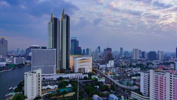 曼谷和湄南河上的摩天大楼