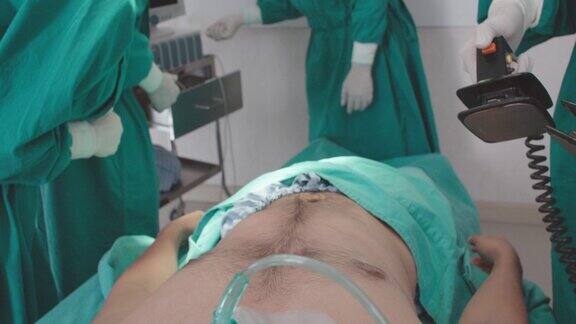 医疗队在急诊室用除颤器刺激心脏骤停