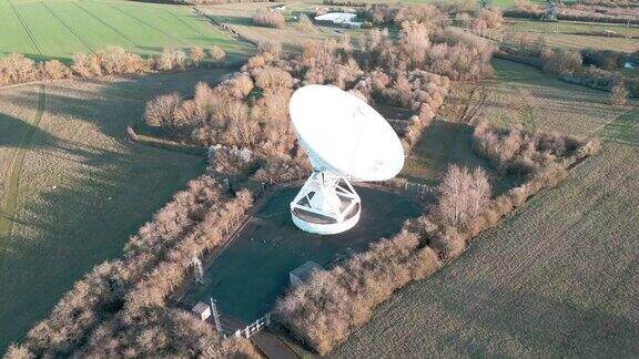 英国剑桥Mullard射电天文台射电望远镜周围的无人机镜头