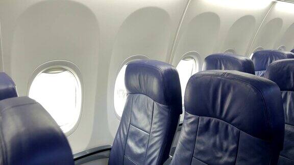 商用飞机机舱内部乘客座位为蓝色