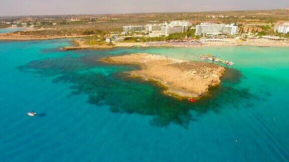 塞浦路斯尼西海滩阿伊纳帕鸟瞰图美丽的风景和海浪