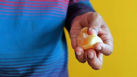 吃橘子的特写