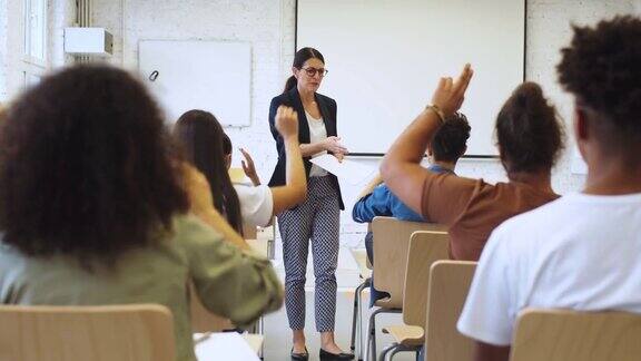 女教授回答学生的问题