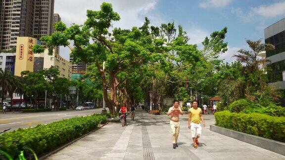 阳光明媚的一天珠海市区人行道慢动作行走全景4k中国