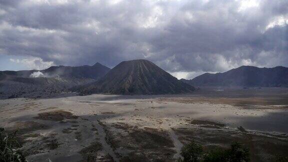 印度尼西亚BromoTenggerSemeru国家公园火山谷的云景延时(4k)