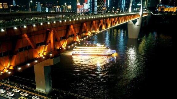 夜间长江上的游船中国重庆