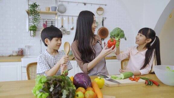 幸福的亚洲家庭在家里的厨房里