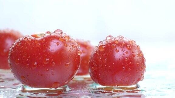 白色背景上的红色番茄和水滴