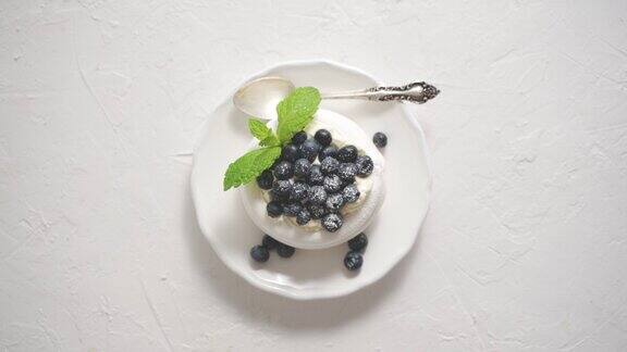 美味的迷你帕芙洛娃蛋白巢搭配蓝莓和薄荷叶