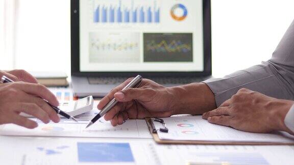 商务会议商务人员集思广益分析企业营销增长图表规划成功的投资策略组织中人员的协作和参与