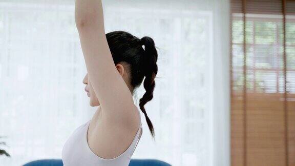 亚洲运动妇女正在使用阻力带手臂锻炼以建立肌肉
