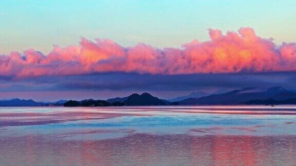 杭州日出时美丽的湖泊和彩色的天空云