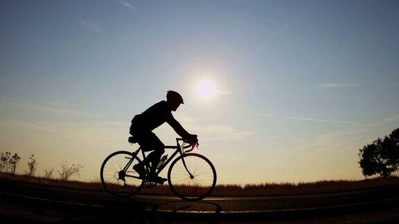 自行车骑手在日出芝加哥美国剪影