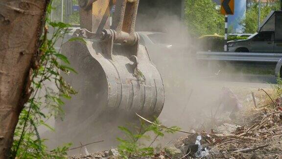 挖掘机在建筑工地收集建筑废物