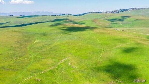 新疆绿色草原景观航拍画面
