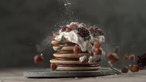 榛子和黑莓落在煎饼堆上的慢动作使用幻影Flex4K相机拍摄