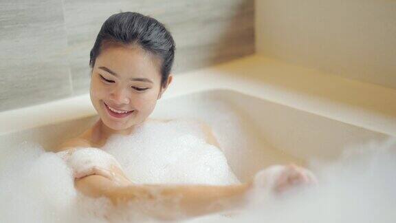 一个女人在浴缸里洗泡泡浴