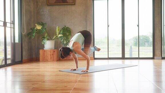 东南亚人练习瑜伽在家健身