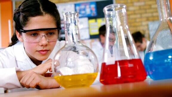 女学生在实验室观察化学物质