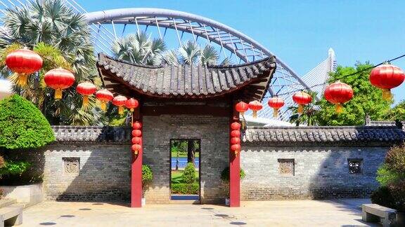 在阳光灿烂的日子里有红灯笼的中式花园大门