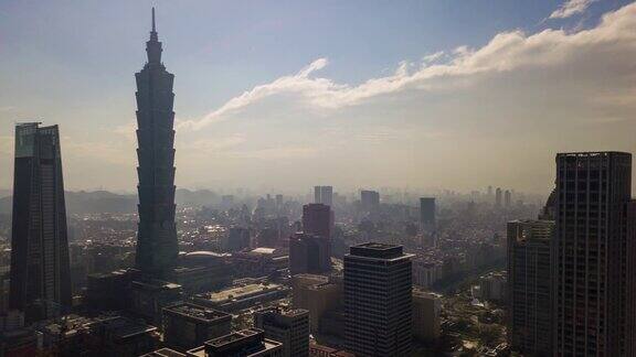 阳光明媚的一天台北市景著名塔空中全景4k时间推移台湾