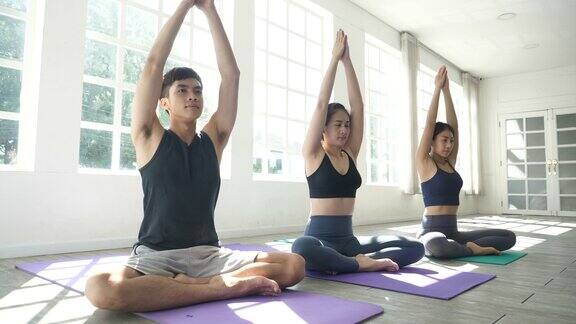 一群年轻的多民族朋友在瑜伽课上锻炼