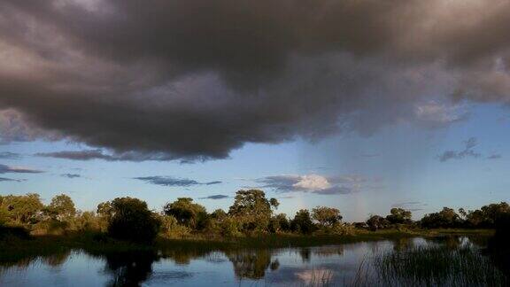 穿越奥卡万戈三角洲河流的云的延时拍摄