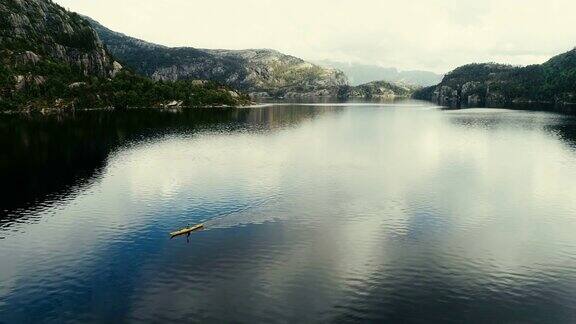 鸟瞰图的女人皮划艇上的湖在山上