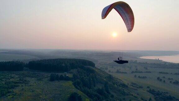 职业运动员在高空驾驶滑翔伞滑翔伞动作极限运动概念