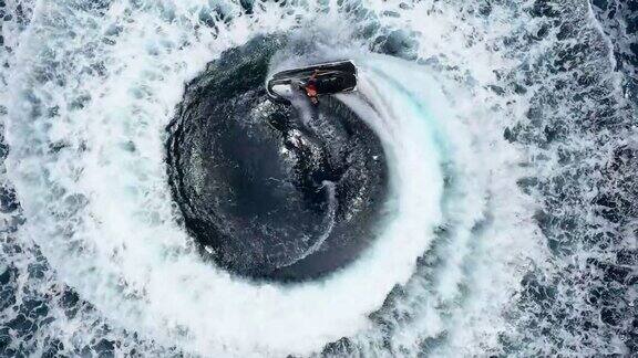 男人在海里驾驶水上摩托