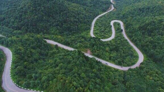 通过森林的公路旅行鸟瞰图